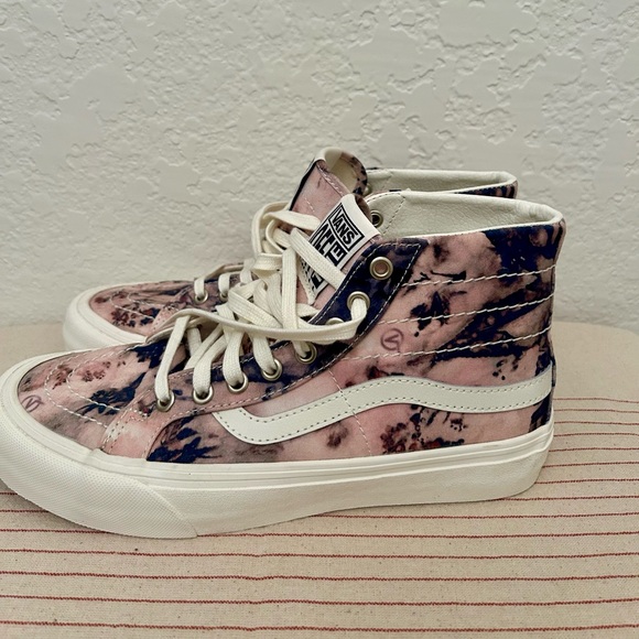 New Without Tags - Vans Women's Pink and Blue Abstract Floral High-Top Sneakers - Picture 3 of 7